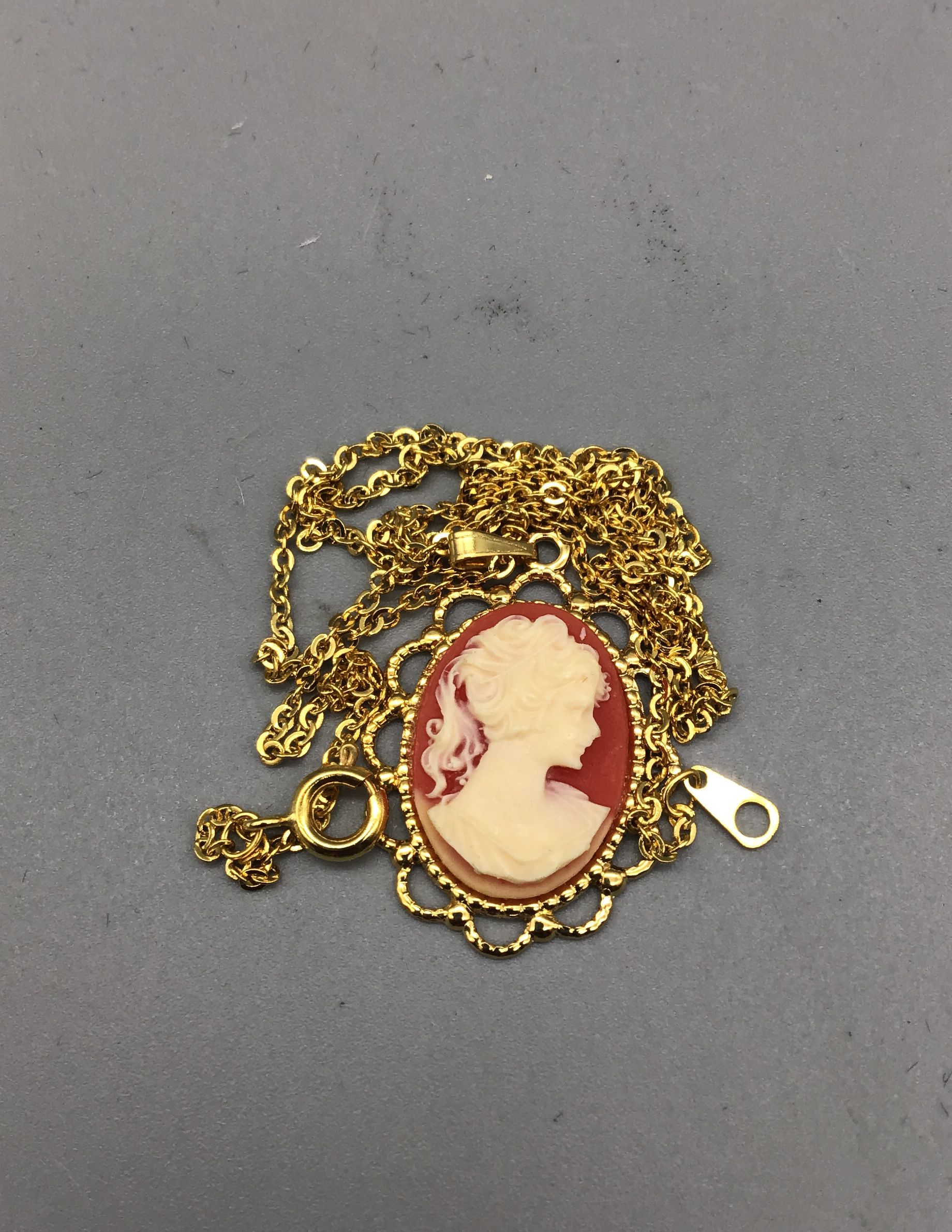 Unbranded Non-precious Metal Vintage Cameo Gold Toned Costume Necklace