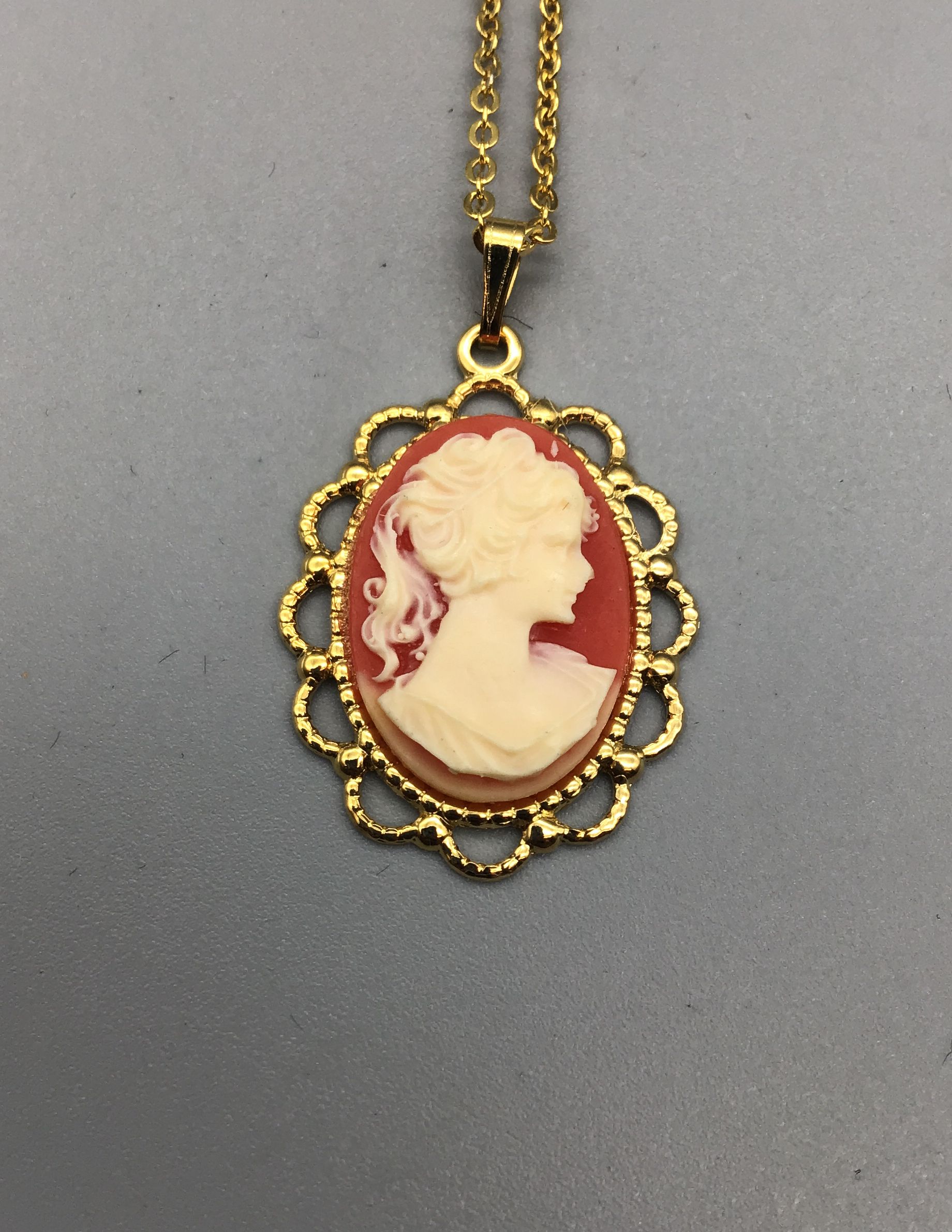 Unbranded Non-precious Metal Vintage Cameo Gold Toned Costume Necklace