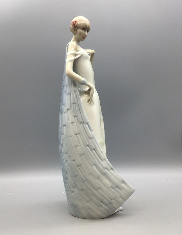 1985 ROYAL DOULTON REFLECTIONS DEBUT HN 3046 FIGURINE - COLLECTIBLE FIGURINE